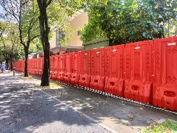鋼結構圍擋和水馬圍擋有什么區別？【旭東圍擋】